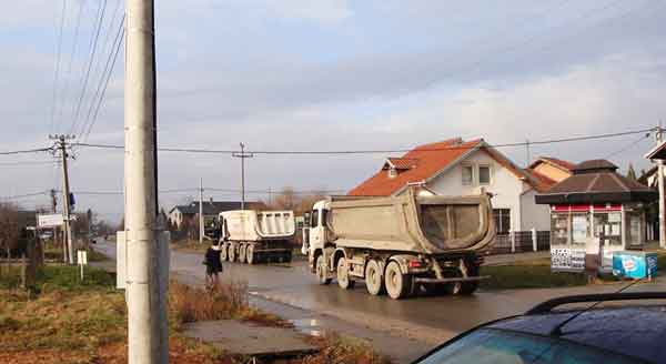 Mehanizacija za izgradnju severne tangente uništava puteve u Ovči 3.2.2015.
