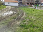 Izrovaren parkić u Borči, LOBI