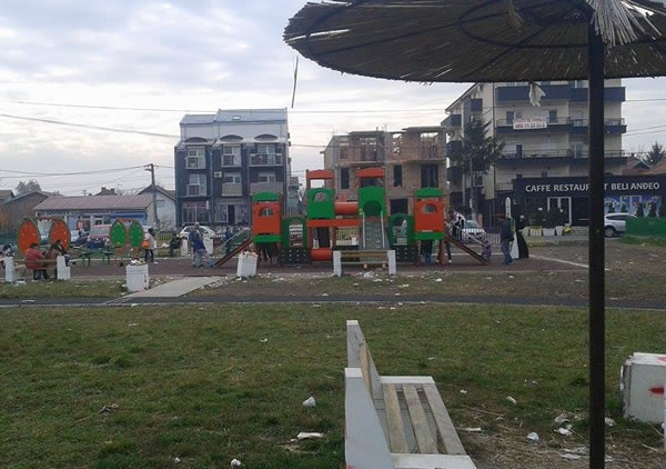 Uništen parkić u Borči kod Kockice, LOBI