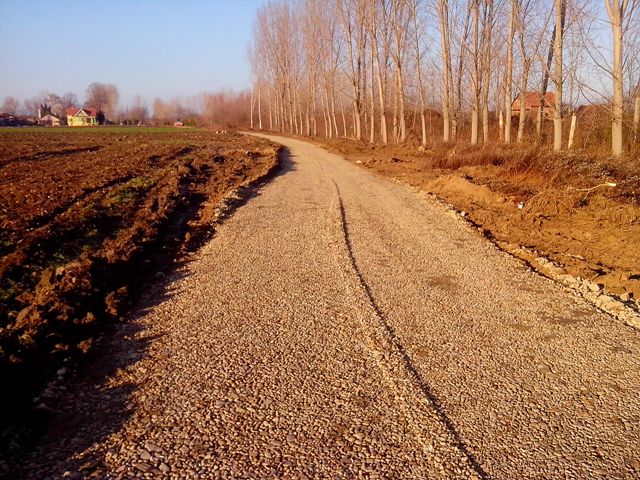 Počelo uređivanje atarskih puteva na levoj obali