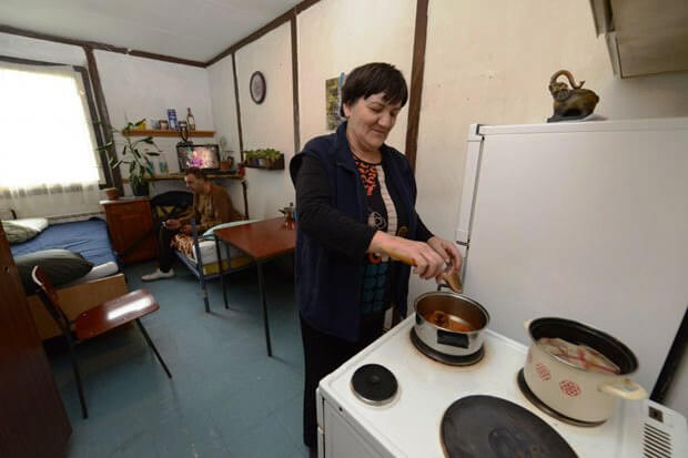 Posle 15 godina u baraci dobijaju svoj dom - 2015