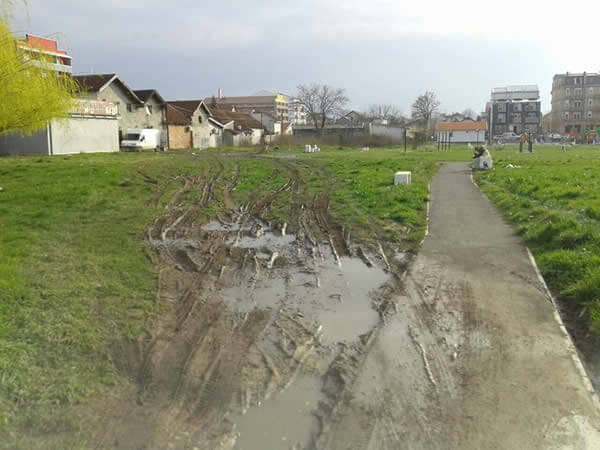 Izrovaren parkić u Borči, LOBI