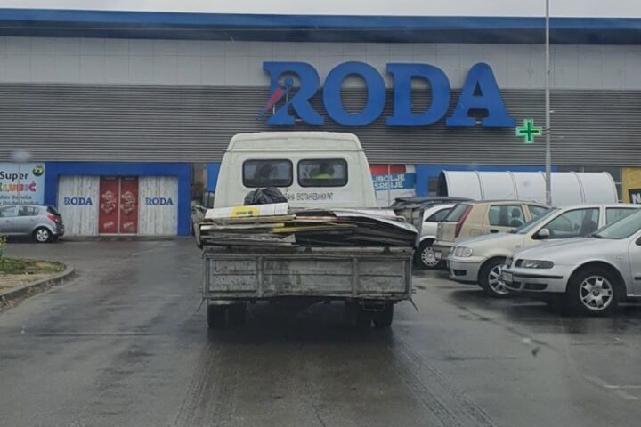 unija-tre-i-beograd-vratila-roda-marketu-njihov-otpad-foto-www